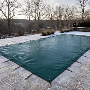 Lona de invierno para piscina verde calidad plus instalada con nieve
