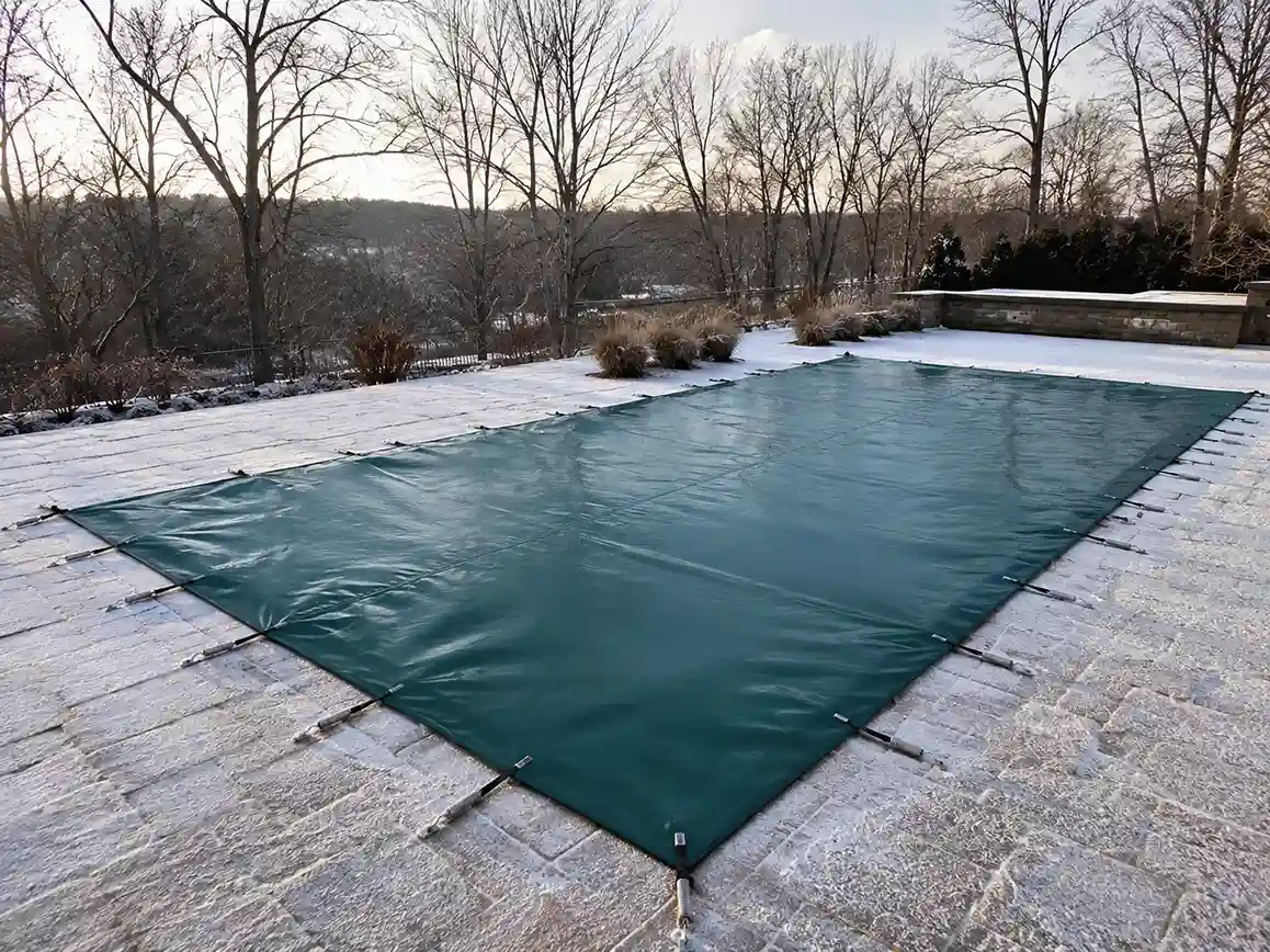 Lona de invierno para piscina verde calidad plus instalada con nieve