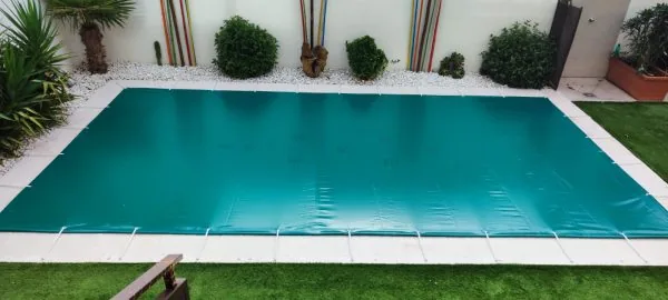 cobertor verde piscina