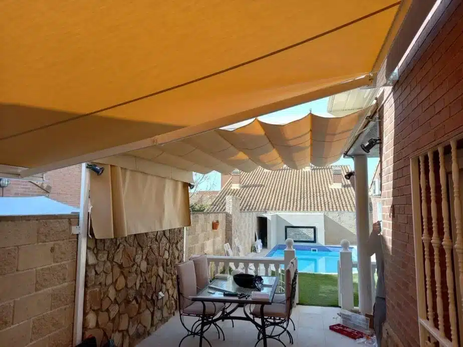 Toldo instalado en jardín