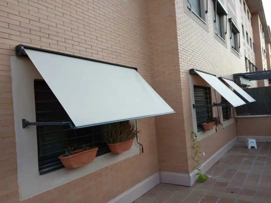 Toldos para ventanas instalados en fachada