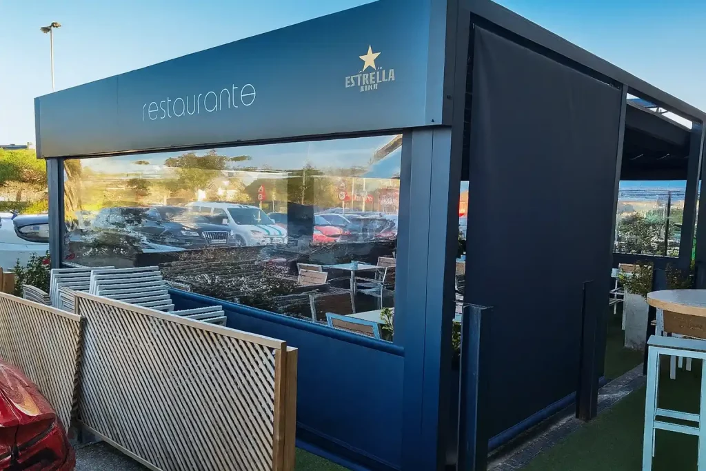 cerramiento con pérgola y toldos cortavientos