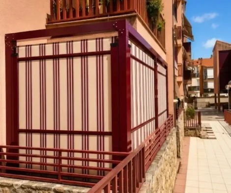 Cerramiento con lacado rojo de Toldos Picasso