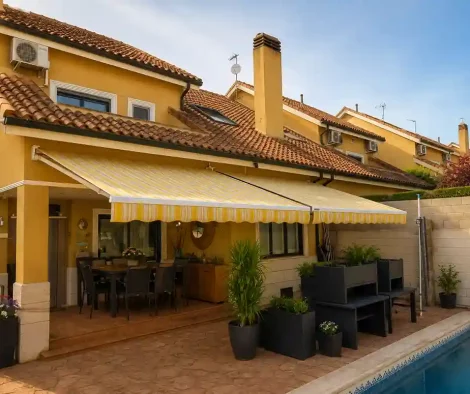 Toldo extensible amarillo en Getafe