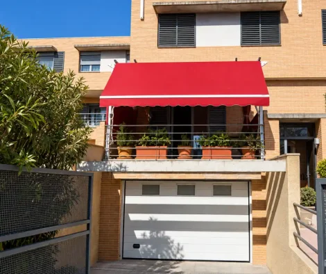 Toldo extensible con tejido tojo
