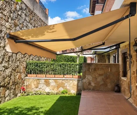 Toldos extensibles con lacado negro