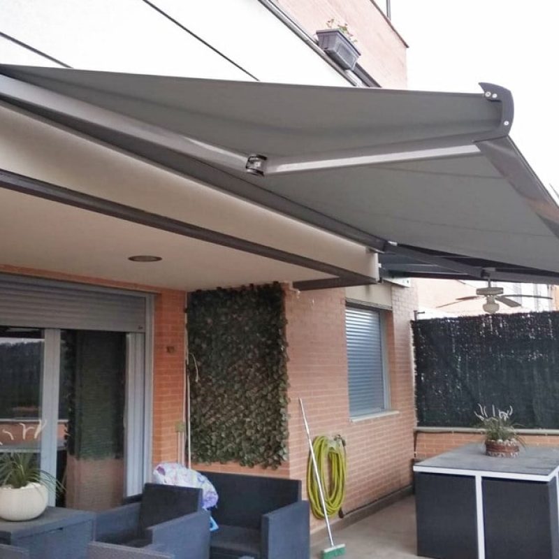 toldo de brazos articulados con cofre
